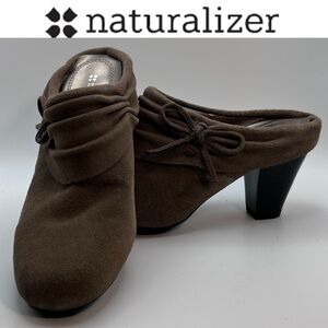 Naturalizer Size 6 M Comfort Bow brown suede mule clog shoes with a Cuban heel.